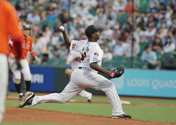 선발출장 유먼 선수의 역투모습